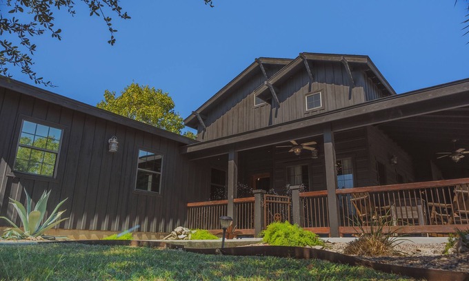 New Braunfels Cabin | Your Ideal Country Escape at 3 Chicks Ranch!