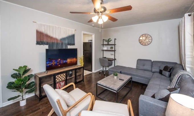Kansas City House | {Your KC Spot} See Arrowhead from the driveway!