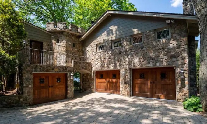 Greenwood Lake House | Your lakefront castle awaits you …