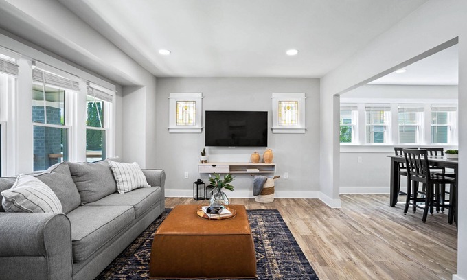 Bay View House | Your Milwaukee Getaway: Perfect for Families & Groups! 6 Minutes from Downtown!