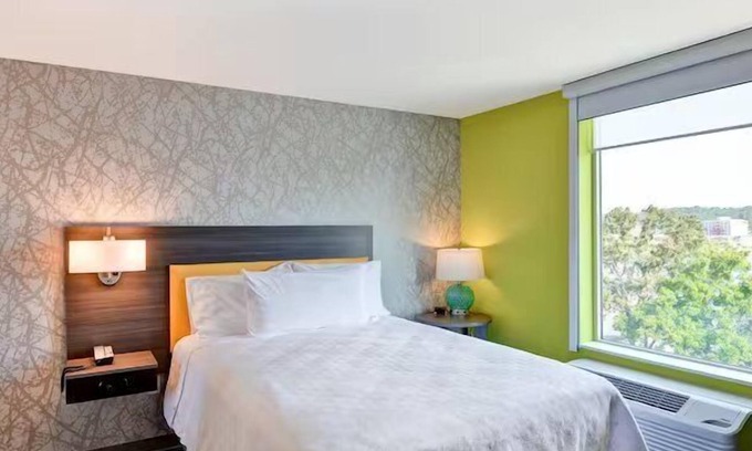 Lake Hamilton Hotel | Your Oasis Awaits! Full Kitchen, Pool, Pet-friendly, Free Breakfast & Parking!