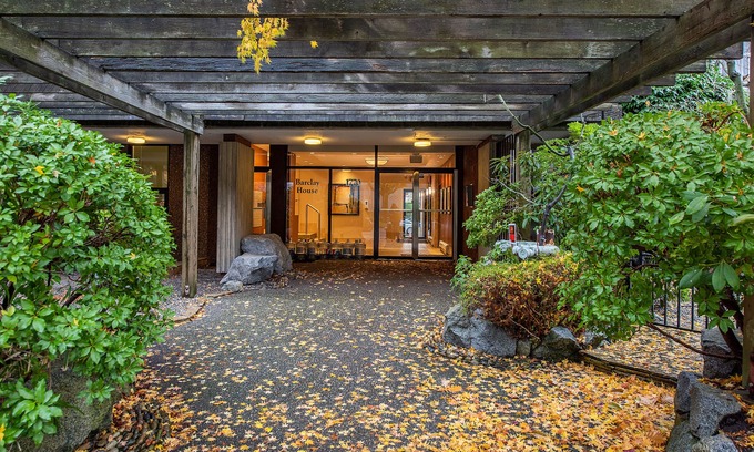 West End Apartment | Your Perfect Westend location - 5 min from beach or Stanley Park