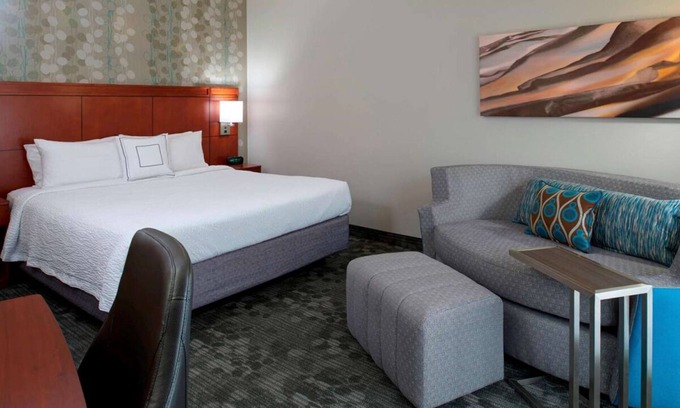 Waldron Hotel | Your Pet-Friendly Vacation Space Near Harley-Davidson Factory! Airport Shuttle!