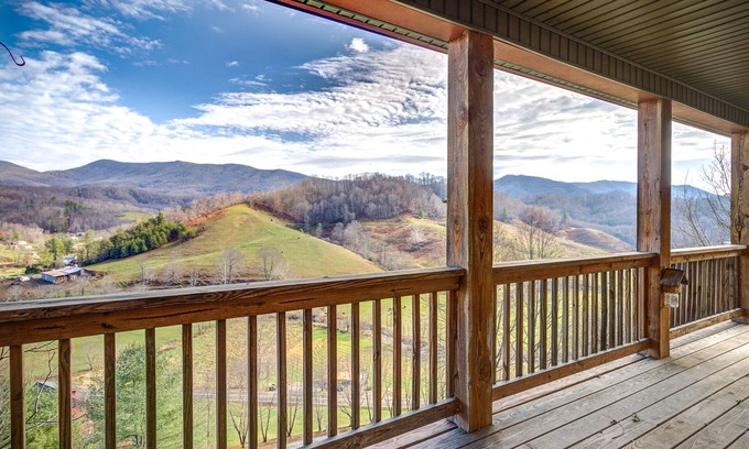 Vilas Ski Chalet | Your Secluded Retreat with Breathtaking Views, Hot tub & Game room
