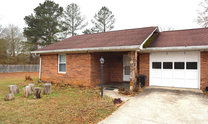 Mount Berry House | Your Side of Paradise: Gem in a Duplex Haven near Berry College & Tennis Courtsn