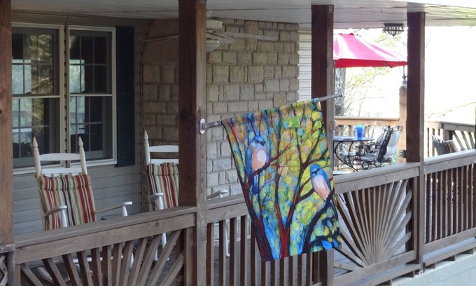 Chillicothe House | Your Sustainable and Secluded Dog-Friendly Home Away From Home.