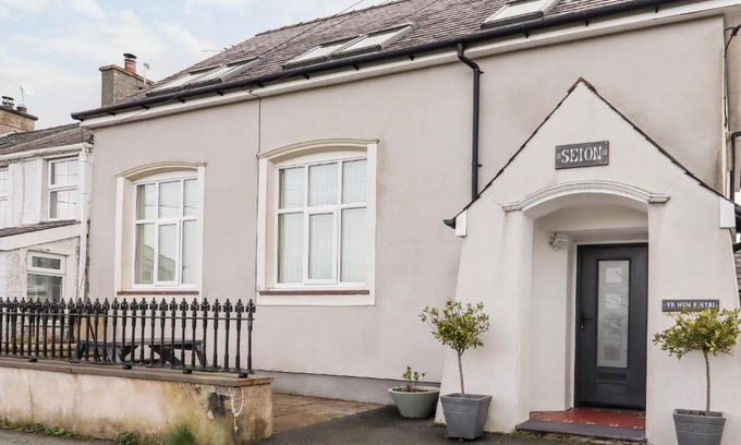 Brynrefail House | Yr Hen Festri