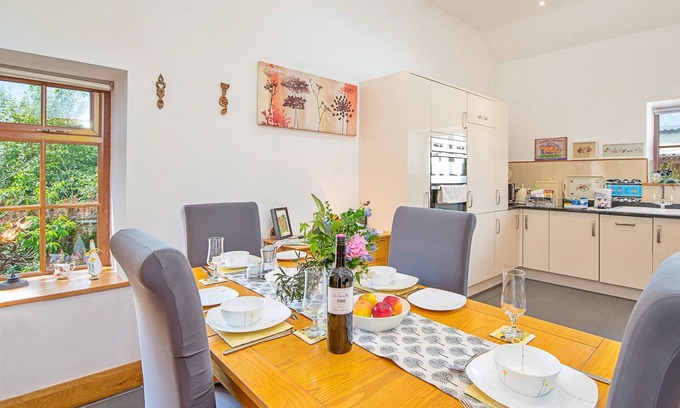 Newcastle Emlyn Cottage | Yr Hen Llaethdy