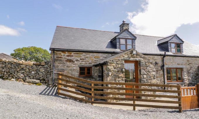 Trawsfynydd House | Yr Hen Stabal