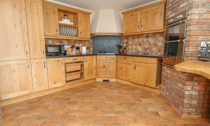 Glandyfi Cottage | YR HEN TY COETS, family friendly, with open fire in Talybont