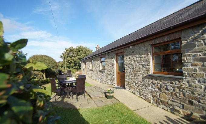 Felinfach House | Yr Onwydden - Two Bedroom House, Sleeps 4
