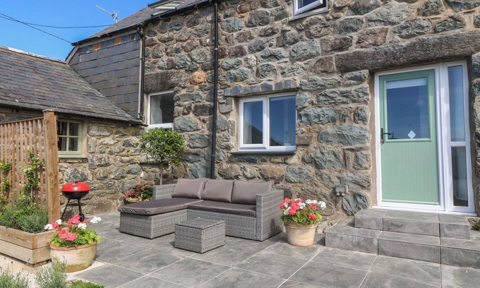 Dyffryn Ardudwy House | YR YSGUBOR, pet friendly, country holiday cottage in Dyffryn Ardudwy