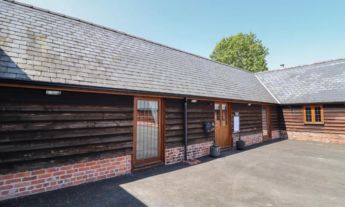 Llanfair Caereinion House | Ysgubor Fachwen