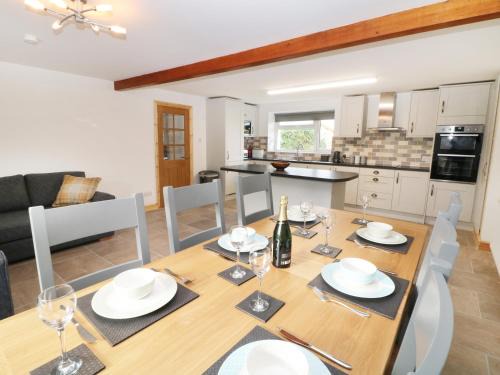 Dinas House | Ysgubor Fawr