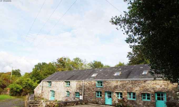 Cwm-twrch Isaf House | Ysgubor Glyn - Two Bedroom House, Sleeps 4