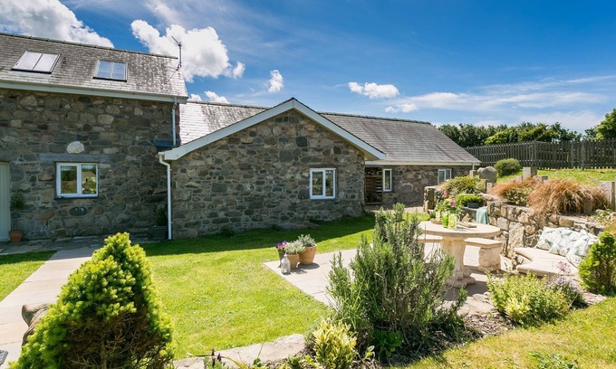 Nefyn Cottage | Ysgubor Gwenyn Haf - sleeps 6 guests in 3 bedrooms