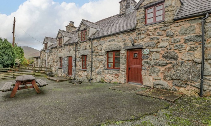 Dinas Mawddwy House | YSGUBOR, pet friendly, character holiday cottage in Dolgellau