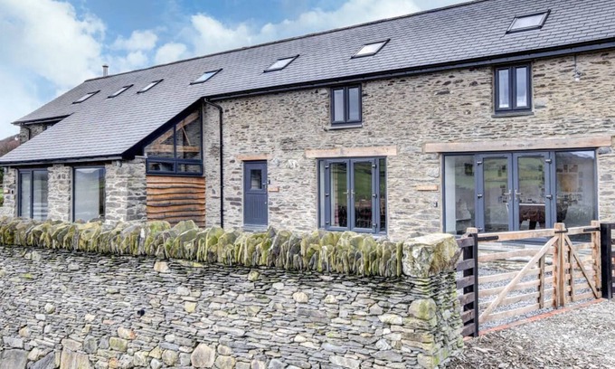 Machynlleth House | Ysgubor Tanllan in Machynlleth