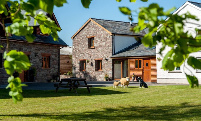 Brecon House | Ysgubor y Dderwen - Four Bedroom House, Sleeps 8