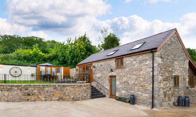 Lixwm House | Ysgubor y Graig in the beautiful Holywell