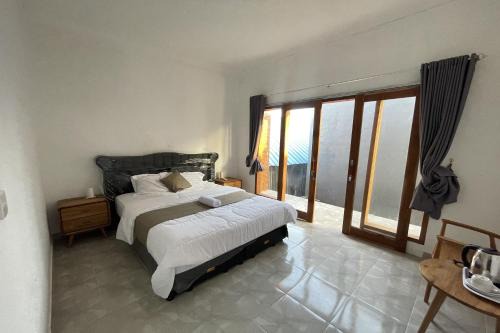 Batu Bolong Hotel | Zee House