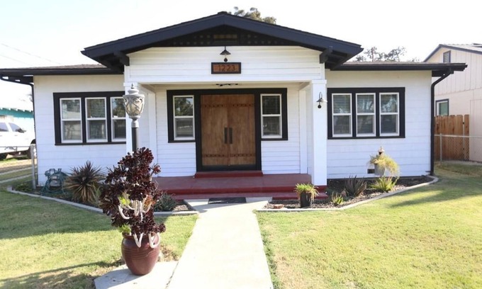 Hanford House | ZEN DEN Entire home to relax and enjoy the earthy feels..