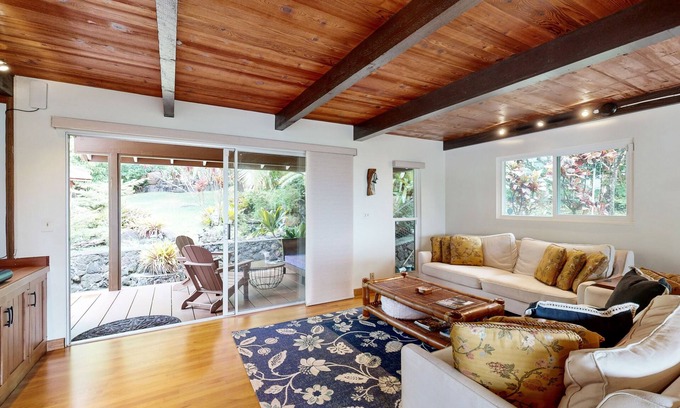 Hawaii Kai House | Zen home with fast WiFi, washer/dryer, koi pond & large lanai