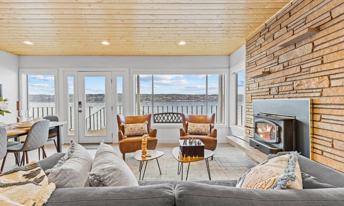 Burley House | Zen & Modern beachfront home on Vashon- grill/pet/family/wifi/games/beach/seals