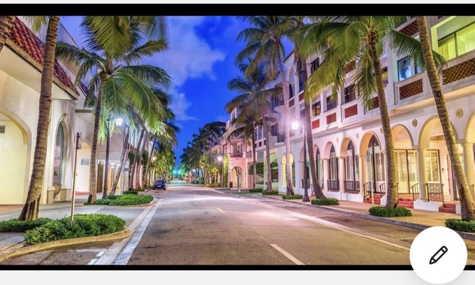 Palm Beach - West Palm Beach Apartment | Zen Palm - cheerful hotel- like room overlooking palm trees and pool