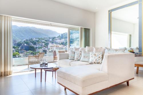 Emiliano Zapata Apartment | Zenith 601, Zona Romantica, 2 Balconies with Incredible Views, Rooftop Pool