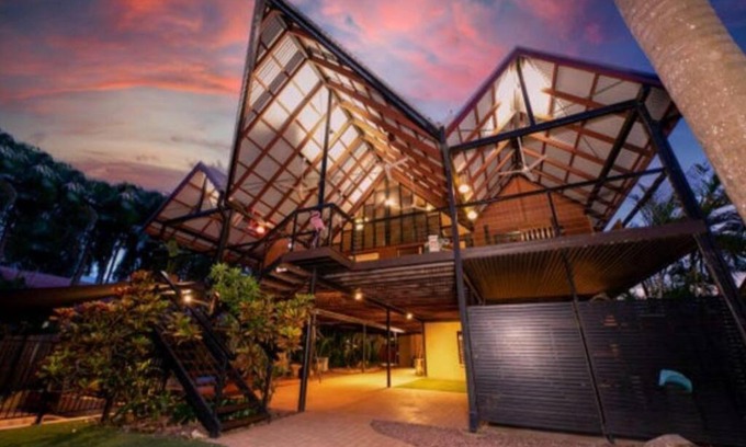 Durack Apartment | ZenLux: 3-Story Corporate Golf Retreat + Pool/BBQ