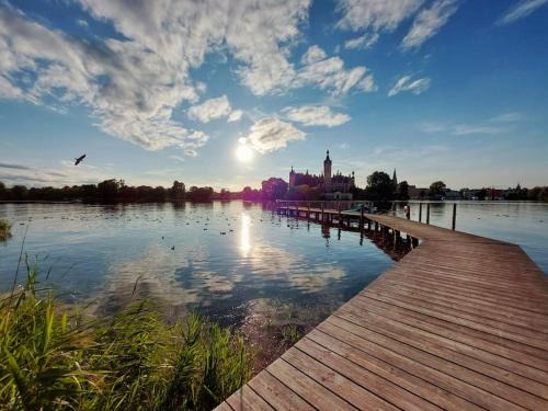 Ostorf Apartment | zentrale Ferienwohnung - direkt am See und in Schlossnähe