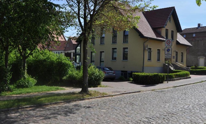 Muritz Apartment | zentrumsnahe Ferienwohnung im Grünen