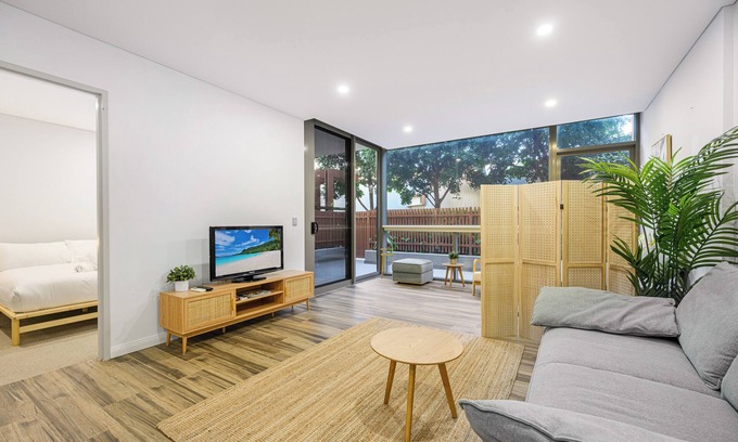Zetland Apartment | Zetland near Shops & Train w/ Gym & Pool for 6ppl