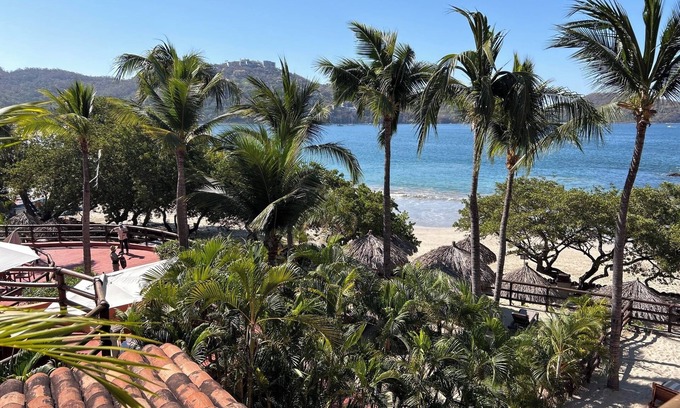 Ixtapa - Zihuatanejo Hotel | Zihuatanejo Hilton on Playa La Ropa Beachfront Large 2 BR Villa