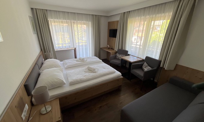 Obsteig Bed & Breakfast | Zimmer 05/3bett mit Balkon - Pension Alpina