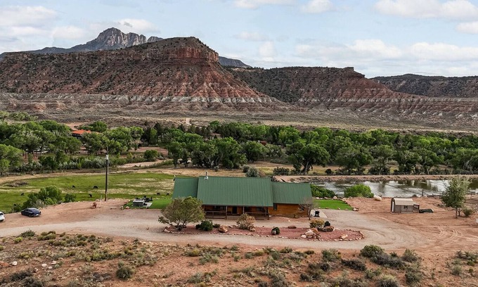 Zion National Park South Entrance Apartment | Zion Chalet 6 BD Retreats, Reunion,Wedding sleeps 22 w/hottub. 10 mins from Zion