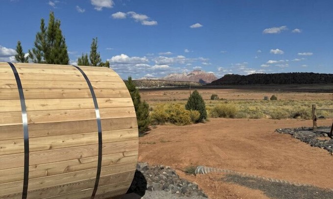 Apple Valley House | Zion views~Hot Tub~RV Parking~Sauna