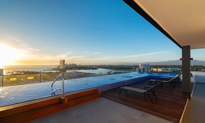 Palmar de Aramara Condo | Zoho Skies 2 BDR & Bay View