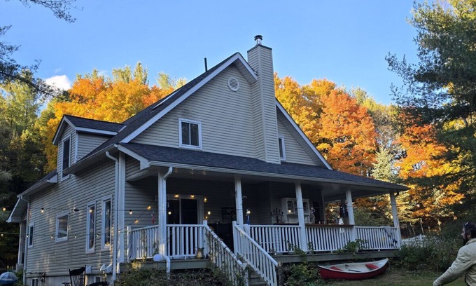 Bracebridge Cottage | Zuka Riverhouse + Cedar Hot Tub & Sauna in Muskoka