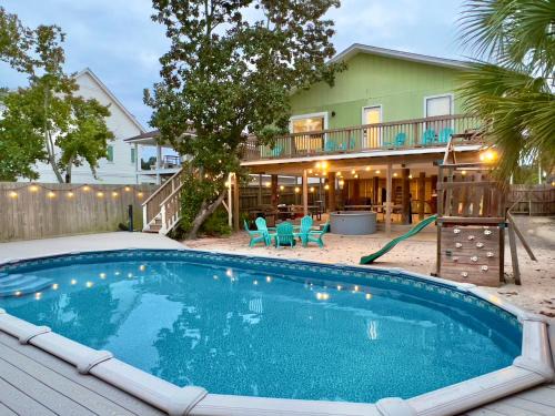 Crystal Beach House | Zula Beach Vacation Home, Sleeps 16, Private Heated Pool, 4min Walk To The Beach, Pets Welcome, Fenced Yard