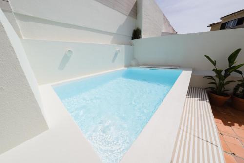 Parede House | Zus House Stylish Pool Stay Near Lisbon & Beach