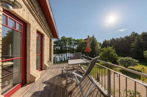 Muritz Apartment | Zwergtaucher - Ferienwohnung mit Balkon, Seeblick & Freizeitangeboten am See