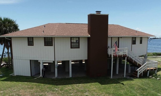Salem House | zzWaterfront Cedar Island Beauty