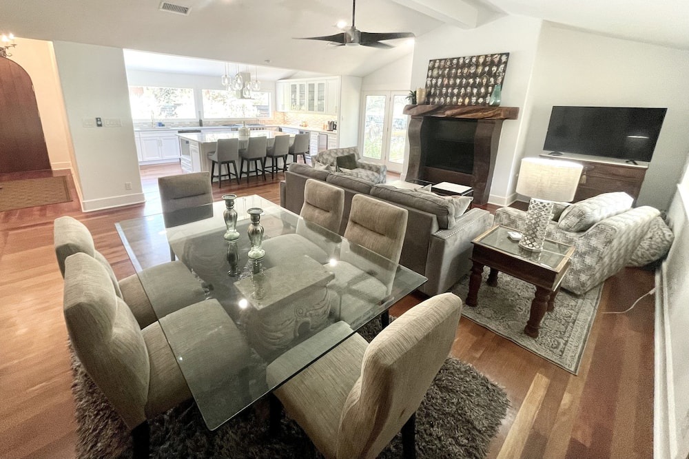 Photo of Livingroom in South River City