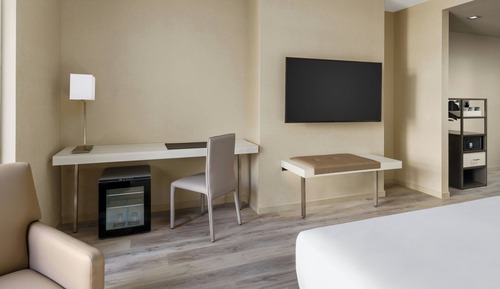 Room, 1 King Bed (Mobility Accessible, Tub)