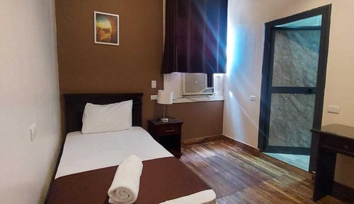 Single Room, Private Bathroom