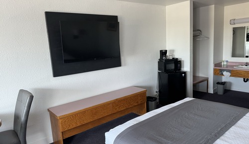 Standard Room, 1 King Bed, Non Smoking, No Pets