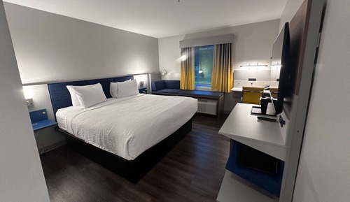 Suite, 1 King Bed, Accessible, Non Smoking (Mobility, Roll-In Shower)