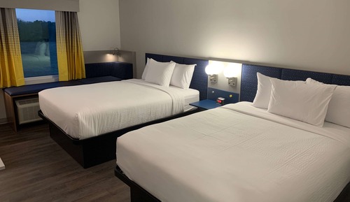 Room, 2 Queen Beds, Non Smoking, Corner (Wide Bathtub)